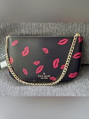 Kate Spade Madison Lip Toss Pochette Bag Black w/red lip print Gold Chain NWT
